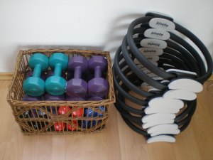 Bučice i Pilates ringovi - rekviziti za vježbanje. Neke ih žene vole, a neke bi najradje pobjegle :), no poslije sata osjetite zadovoljstvo i obnovljenu energiju, ma kako umorne došle na sat!